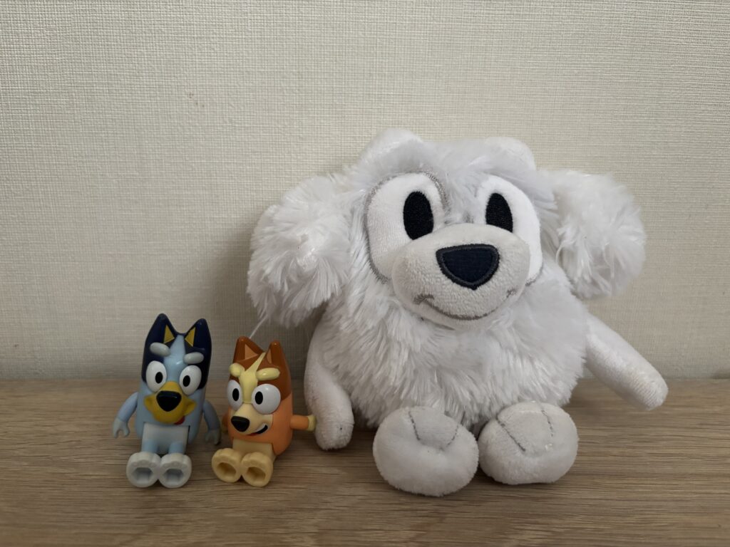 ブルーイとビンゴのフィギュアとリラのぬいぐるみ